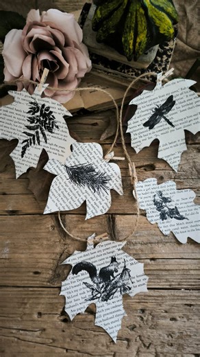 Decosurvintage on Instagram: "DIY guirnalda fácil ✨ Tips ⬇️ ⬇️ ⬇️ ¿No te parece fácil? Dime dónde la pondrías 🤔😊 Unas hojas de libros que encontré rotos y en otro idioma son el soporte perfecto para esta guirnalda otoñal 🍂🍁 Marcamos algunas siluetas y recortamos, después con unos sellos estampamos motivos otoñales 🐿️ 🍁 Y al final montamos la guirnalda sujetando cada hoja a la cuerda con una pinza de madera mini ☺️ ¿Alguien da más? Espero que te guste y te inspire 🤍🤍 Te agradezco mil que 