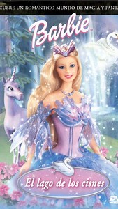 BARBIE Y EL LAGO DE LOS CISNES. 🗓️SÁBADO 12 AGOSTO ⏰05:00PM La muñeca Barbie protagoniza otra película más que esta vez se centra en el famoso ballet de Tchaikovsky, El lago de los cisnes. Odette es la humilde hija de un panadero que un día se encuentra un unicornio en apuros en la calle. Tras ayudarle, le sigue y descubre un bosque secreto lleno de magia y de criaturas dispares. Allí, el malvado Rothbart le lanzará un hechizo que la convertirá en cisne. A pesar del poder de la Reina de las Had
