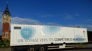 Le DigiTruck, un bus pour l’inclusion numérique, est à Calais