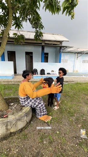 Kasih topeng buto anakkanya om kribo ??