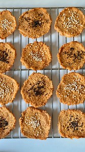 These homemade Red Lentil Crackers are crispy, protein-packed, and made with just a handful of simple ingredients. 😍 They are naturally gluten-free, budget-friendly and so easy to whip up that you will never reach for store-bought again. Perfect for snacking, dipping, or adding a wholesome crunch to any meal. Once you try them fresh from your own kitchen, there’s no going back. ✨ Ingredients: -200g dry red lentils -40ml extra virgin olive oil -20g grated Parmesan -1/2 teaspoon salt -1/2 teaspoo