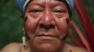 Yanomami shamans are warriors of the spirit world. They connect the visible and invisible worlds, acting as shields against the evil powers emanating from both humans and non-human beings that threaten the lives of their communities. Shamans dedicate themselves to taming the entities and forces that move the universe. They hold up the sky. They protect the forest, biodiversity and climate stability. Without them, without the Amazon, and without Earth’s ecosystems protected, new pandemics will em