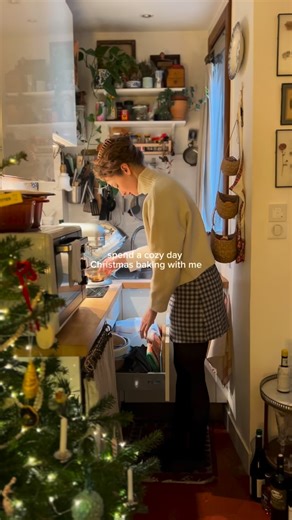 a i n s l e y d u r o s e on Instagram: "Recipe below! When I first went to the UK, it was during Christmas, and I had my first mince pie, and well, it’s been true love ever since 🥰 Now nothing is more Christmasy & cozy to me than mince pies! A buttery flaky crust with all the spices of Christmas, it’s just the perfect Christmas bite☺️ Also they’re such an easy and simple pastry to make but full of so much flavor ! What’s your favorite Christmas pastry?! *These are not made the traditional way,