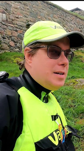 Explaining my Paddling in 100 cities project while getting ready for kayaking in Nyköping, Sweden