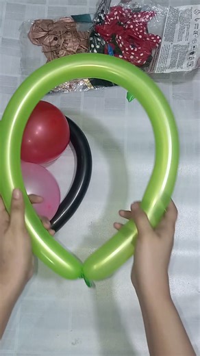 funny popping balloon dance #youtubeshorts #balloon #poppballons #balloonpopping #funny