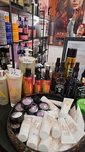 Am fost astazi la COSMETICS BEAUTY HAIR la Romexpo, multumesc de invitatie celor de la Atricos. 🍨La standul lor am descoperit niste produse delicioase, chiar nu e fortat termenul, o gramada de produse de par miros a vanilie, tiramisu, briose, o nebunie de texturi si arome de la un brand de cosmetice italienesc. Dar pe langa asta, tehnologie ce face ca firul de par sa se refaca. Ce am mai vazut? O gramada de cosmetice, ambalaje pentru cosmetice, aparatura de salon si am incercat si parfumuri. Ma