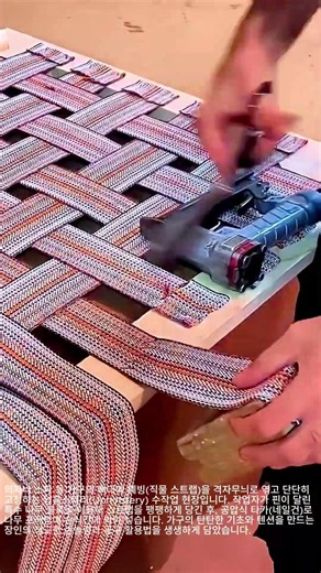 타카 쏘는 소리에 스트레스가 싹! 장인의 막힘없는 스트랩 엮기 #worker #process #awesome #asmr #furniture