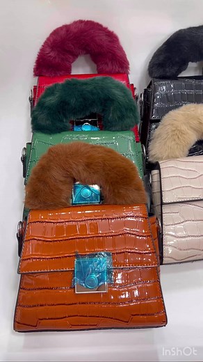 Deal 030….live video This bag sweet no be smallThis are the kinda bag you use and give your next generation 🥰🥰 I can’t count the number of queens that admired mine yesterday at the INTER HOUSE SPOT COMPETITION. NORMAL PRICE: N10500❌❌PYSALES PRICE: N6500Size: midi | Emi's house