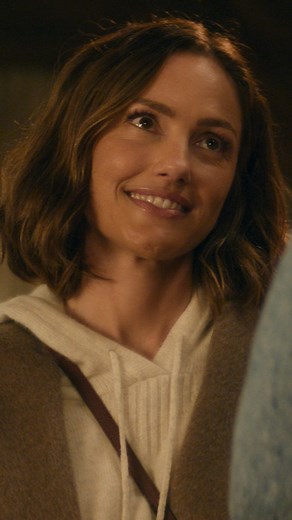 Una libreria incantevole, una guida turistica dall'animo romantico e Parigi durante le vacanze? Sì, sì e sì. CHAMPAGNE PROBLEMS è ora disponibile, solo su Netflix. | Netflix