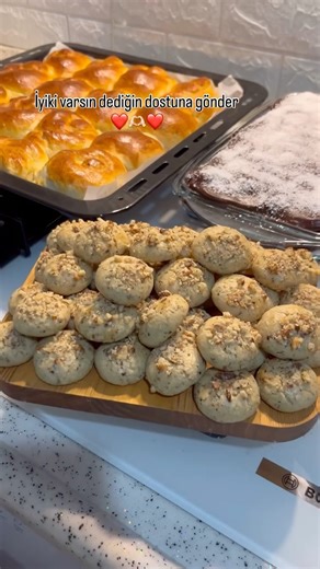 Sultanla_hertelden on Instagram: "Böyle dostlar iyi varlar ❤️🫶🏻 Kurabiye ve bisküvi pastası tarifi sayfada mevcut 😉 Poğaça tarifi 2 sb süt ılık 1 sb sıvıyağ 2 tane yumurta birinin sarısı üzerine 1 paket instat maya 2 yk şeker 1 tk tuz Aldığı kadar un yumuşak bir kıvam olacak şekilde Yoğur mayalandır şekil ver tepsi mayası ver yumurta sarısı sür 200 derece fırında pişir afiyet olsun 😋 #tarifler #tariflerim #poğaca #kurabiye #reelsvideo❤️"