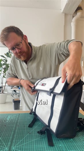 5.5K views · 32 reactions | Messenger Bag Gordon in einer Minute erklärt.  Martin zeigt euch, was sie alles kann – unsere Tasche mit den meisten Features.  Welche Funktion gefällt Euch am besten? #feuerwear #messengerbag #feuerwehr #upcycling #unikat #handarbeit | Feuerwear | Facebook