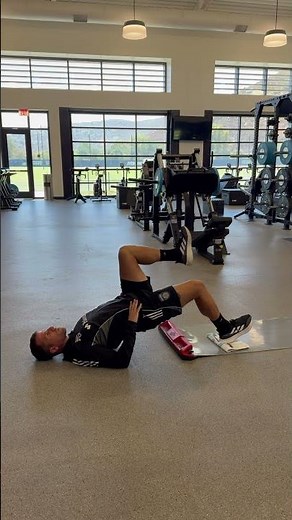 Single leg slideboard hamstring curls