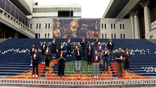 Clima, la performance degli attivisti a Seul: sos in codice morse