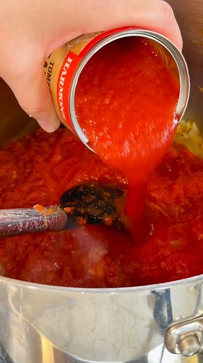 This homemade spaghetti sauce is full of flavor! Make a large batch for freezing or canning, and you have an easy make-ahead meal. https://thestayathomechef.com/spaghetti-sauce/ | The Stay At Home Chef