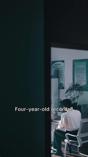 The day after he proposed, he cruelly broke up claiming he needed to take responsibility for another woman; when they reunite, she is already an emergency doctor, and he is driven mad with regret.