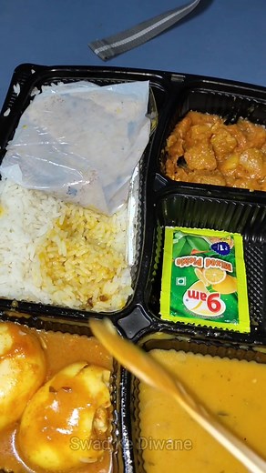 Online Order Restaurant Food in Train Vs IRCTC Train Food का काला सच 😱 #shorts | Swadkediwane