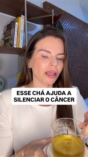 Lilian Dal Bosco on Instagram: "A camomila é rica em apigenina, um composto bioativo que pode iniciar a angiogênese (formação de novos vasos sanguíneos) do tumor e reduzir a sinalização inflamatória das células do câncer. A apigenina da camomila pode reduzir a expressão VEGF e MMP. 🩵 Mas lembre-se, o chá sozinho não terá todo esse efeito. Precisa associar a uma rotina saudável de alimentação, exercício, sono e cuidados emocional. 🚨 Se estiver em tratamento com quimioterapia ou outros, sempre c