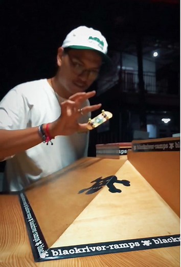 CCTV (Cool Chill Tricks Vingeeboard)✌🏽😅#fingerboard #fingerboarding #fingerboardingisfun #fingerboardingontiktok #fingerskate #fingerdex #papanjari