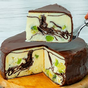 Kuchen auf dem Herd gebacken! So fein, dass es auf der Zunge zergeht Zutaten: für die Pfannkuchen: Eier - 2 Stück Zucker - 25 g Vanillezucker - 5 g Salz - 2 g Milch - 300 ml Mehl - 180 g Kakao - 30 g gekochtes Wasser - 200 ml Backpulver - 4 g für die creme: Gelatine - 25 g kaltes Wasser - 80 ml Lassen Sie es für 5 Minuten ruhen Sauerrahm 25% - 800 g Puderzucker - 150 g Vanillezucker - 5 g Ananas in Sirup - 300 g Kiwi - 200 g ABKÜHLEN LASSEN 2 H Für die Glasur: dunkle Schokolade - 150 g Milch - 3