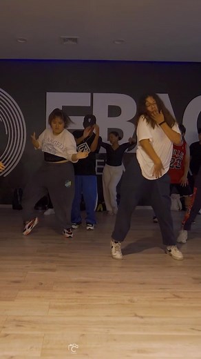 Reviviendo esta joyita: Escuela de danza reggaetón en Lima