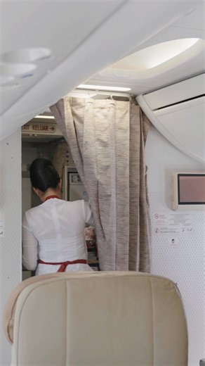 28K views · 919 reactions | Did you know? Flight attendants are trained to organize in-flight meals perfectly! ✈️ | Flight Friends | Facebook