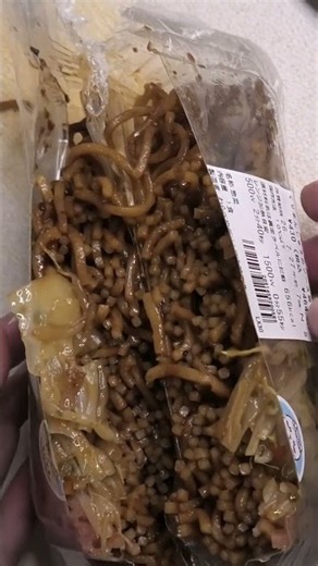 I cut open the Chiikawa Kurimanju sauce yakisoba. #7Eleven #Chiikawa #Kurimanju #Yakisoba