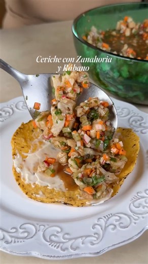 Ceviche de pescado con rábano 1 kg de pescado en cubitos 3/4 de taza de jugo de limón 2 zanahorias chicas 4 rábanos 1/2 taza de cebollita verde 4 chiles güeritos sin semilla 1/2 taza de cilantro 1/4 de taza de salsa de soya 1/2 taza de jugo de naranja 1 cucharadas de salsa inglesa 1 cucharada de jugo Magui Sal y pimienta al gusto | Cuchara Mía