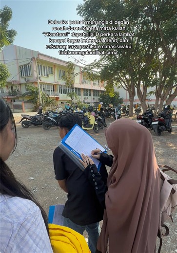 Btw, saya alumni Manajemen Untad Angkatan 2011. Waktu itu kumpul tugasnya di rumah dosen dan diberi batas waktu. Lambat beberapa menit saja karena harus cari alamat rumahnya, dosennya marah-marah. Setelah keluar dari rumahnya saya nangis di samping pagar sambil bilang “semoga nanti saya jadi dosen” alhamdulillah sekarang jadi dosen di UWN 💛#dosen #manajemen #untad #uwn #universitaswidyanusantarapalu