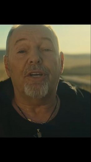 Vasco Rossi - Siamo Qui - Official Video)