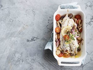 Recept van Sandra Bekkari: kabeljauw uit de oven met kerstomaatjes en paddenstoelen