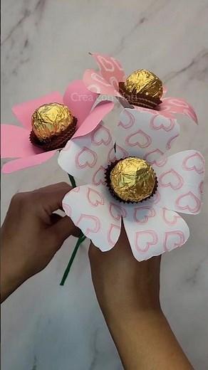 Cómo hacer un ramo de chocolates y flores 💐 🍫 #youtubeshorts #diy