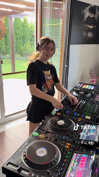 Live DJ Mix Played Directly from USB