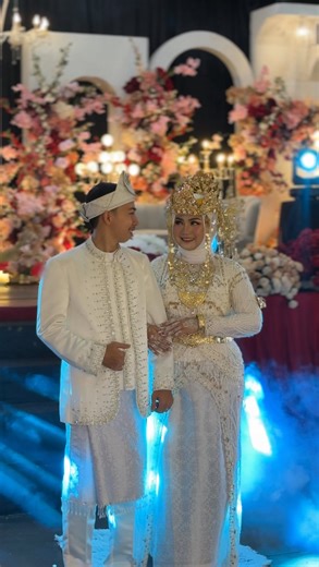 Wedding & Event Content Creator Singkawang on Instagram: "Satu hari, banyak rasa 🤍 Belarak bersama keluarga besar, deg-degan sebelum bertemu, sungkeman penuh haru dan tawa. Akad nikah yang sakral, air mata dari kedua keluarga, hingga wedding entrance resepsi, awal resmi sebuah cerita ✨ Selamat menempuh hidup baru @valentinameldayani & @madeadpra Terima kasih sudah mempercayai kami untuk ada di balik moments indah kalian 🤍 Thanks to all vendor: 🎤 MC @sujadi_mc 💄MUA @usishmakeup 👰🏻‍♀️Attire 