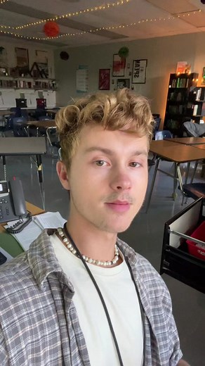 9th graders are givingggg😍😍😍 #teacher #fyp #halsey #shoe #greenscreen