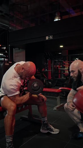 Concentration curls in action!💪 Full range of motion, controlled reps with a squeeze at the peak contraction… and a slow negative. Taken to failure with a few assisted reps to get the very most out of the set. Stimulus, Recovery, Growth. @thedorianyates #Bodybuilding #Biceps #Gym #Training #Motivation | DY Nutrition