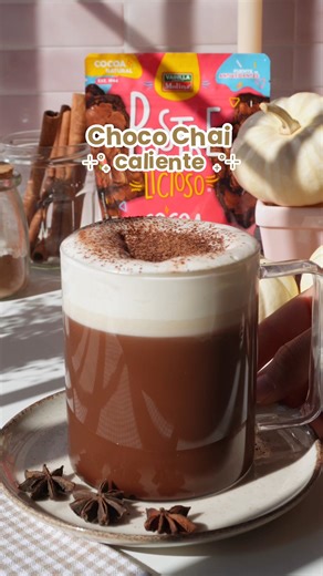 Ya se siente frío y se antoja una bebida calientita para acompañar nuestros postres ✨ Mira cómo preparar este chai en versión chocolatosa 🤎 Ingredientes: Para el Choco Chai: ☕️ 1 taza de agua ☕ 2 cucharaditas de Cocoa Postrelicioso ☕ 1 cucharadita de té chai ☕ ¼ taza de leche ☕ 2 cucharaditas de azúcar (al gusto) Para la crema batida casera: ☕ ¼ de taza de crema para batir ☕ Azúcar al gusto ☕ Un chorrito de Vainilla Molina ☕ Cocoa Postrelicioso para espolvorear | Postrelicioso