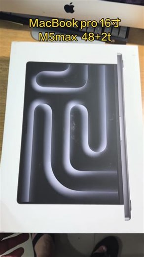 2026款MacBook pro 16英寸，美版，黑色，Apple M5max处理器，18核中央处理器，40核图形处理器，16核神经网络引擎，48g统一内存，2tb固态硬盘，16英寸Liquid视网膜XDR显示屏，三个雷雳5端口，以及HDMI端口、SDXC卡插槽和Magsare3端口，带有触控Id的背光妙控键盘，全新原封直营店购买，购买日期开始算保修，#macbookpro #苹果笔记本电脑 #