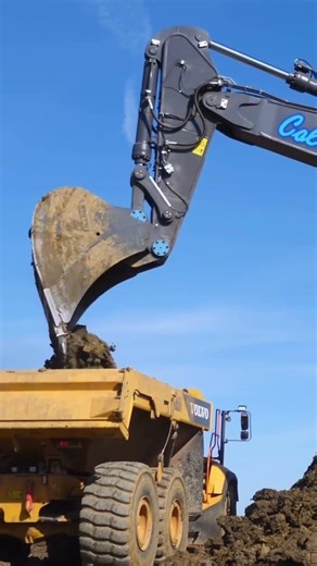Heavy Machinery| Big excavator take Soil to tipper truck.#heavymachinery #shorts#bigmachinery#tipper