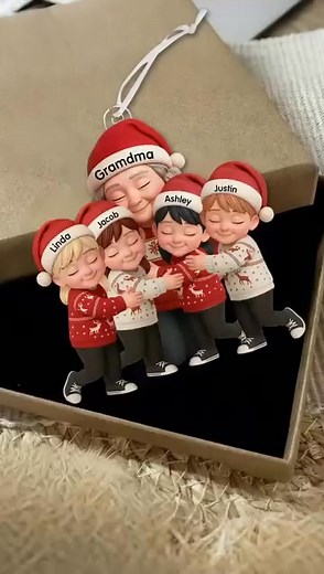 Omas Umarmungen, für immer in Ehren. 👵💖 Personalisiertes Ornament mit den Namen von Oma und Enkeln. Ein herzerwärmendes Weihnachtsgeschenk.🌟persolie.com/product/oue.html?variants=921 | PersoLie