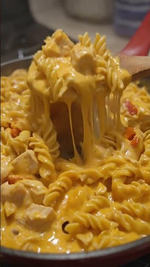 🧀🍗 Cheesy Chicken Rotini Skillet (One-Pan Comfort Food)