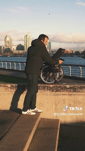 🚲✨ Ride smarter, not harder! The 2025 Brompton Electric C Line is the ultimate folding e-bike for city commutes and weekend adventures. With a superlight 12-speed gear system, 44-mile range, and compact design, you can conquer hills, breeze through errands, and explore further—all with ease. Charge anywhere, ride everywhere. 🌇⚡ #BromptonElectric #JVBikeVancouver #urbanadventures
