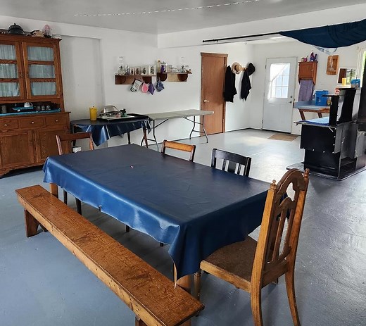 How to Eat a Meal in an Amish Home (2 Ways) - Amish America