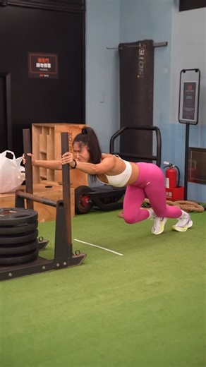 Eva Hsieh 🇹🇼 ｜Hybrid Athlete on Instagram: "Hyrox sled push Tutorial 🔥🔥🔥 推雪橇這個項目讓你很頭痛嗎?💥 記得我第一次的個人open，因為沒有人教我較省力的技巧，雪橇跟一面牆一樣重🤦🏽‍♀️ 現在我推pro的重量反而感覺還沒那麼累了🥳 很多人會犯的錯是： ❌ 核心未收緊、腳步太大 ❌ 用推的手在硬撐 而是應該要： ✅ 身體前傾、背部打直、核心穩定、臀肌發力 ✅ 維持穩定的節奏前進 影片學起來、收藏起來、下次練習時試試看💪🏾 如果你的健身房沒有雪橇機也沒關係，多做硬舉、深蹲、calves raises 等動作也可以練到喔！ 有什麼問題歡迎留言分享喔～🤗 #Hyrox #tips #explore #workout"