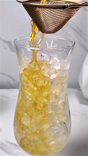 Honey Lemongrass Iced Tea 🍯🌿 Pure ASMR. Subscribe for more! ✨​#lemongrass #icedtea #asmrdrinks