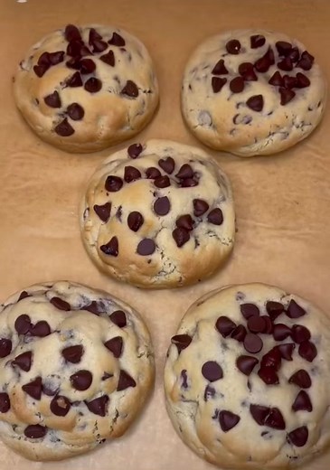 Warm and gooey chocolate chip jumbo cookies 🎅🎄🍫🍪 #fyp #viral #christmasdessert #christmascookie #fypviral #dessertchallenge #desserttiktok #christmas #stuffedcookies #bakewithme #christmastiktok #christmascookies #cookiesoftiktok #chocolatechipcookies #cookiesforsanta #santascookies #milkandcookies