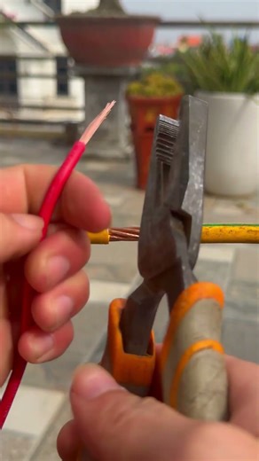 Quick Wire Joint Technique – Stranded to Solid #electrician #election #tips