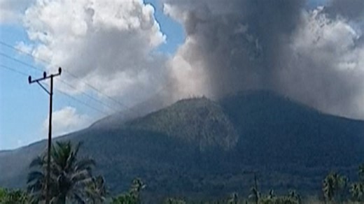 Timelapse video shows Indonesian volcano erupting
