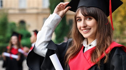 Aussie uni grads earning less and finding it harder to secure a job
