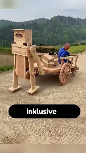 The Chinese artist creates movable wooden robots full of precision and imagination.