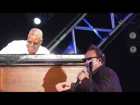 Jim Belushi & the Sacred Hearts Band = "Sweet Home Chicago"